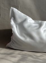 Bild in der Bildergalerie ansehen, Kissenbezug aus Seide in Weiß