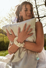 Bild in der Bildergalerie ansehen, Kissenbezug aus Seide in Silber
