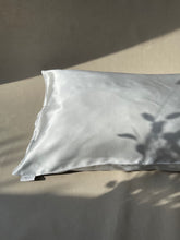 Bild in der Bildergalerie ansehen, Kissenbezug aus Seide in Silber
