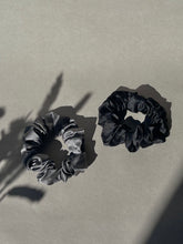 Bild in der Bildergalerie ansehen, Scrunchies aus Seide in Dunkelgrau und Schwarz
