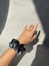 Bild in der Bildergalerie ansehen, Scrunchies aus Seide in Dunkelgrau und Schwarz
