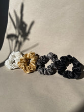 Bild in der Bildergalerie ansehen, Scrunchies aus Seide in Dunkelgrau und Schwarz
