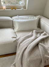 Bild in der Bildergalerie ansehen, Kissenbezug aus Seide in Weiß
